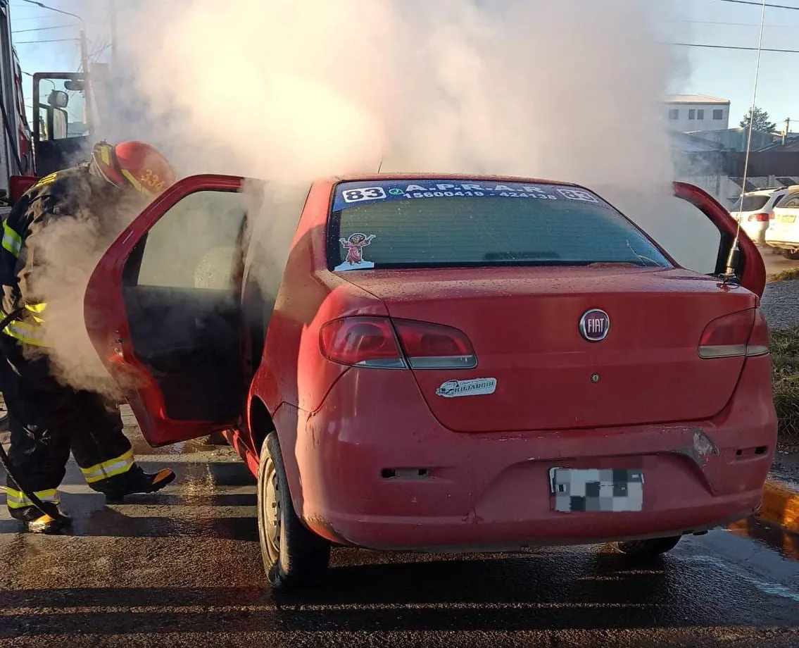Por problemas mecánicos un remis comenzó a incendiarse mientras circulaba