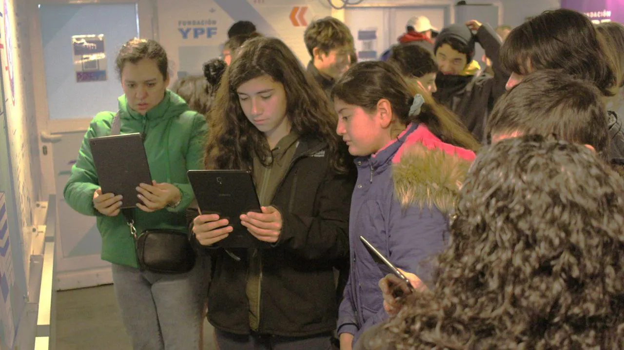 Más de 400 jóvenes recorrieron el Aula Móvil de la Fundación YPF en Río Grande