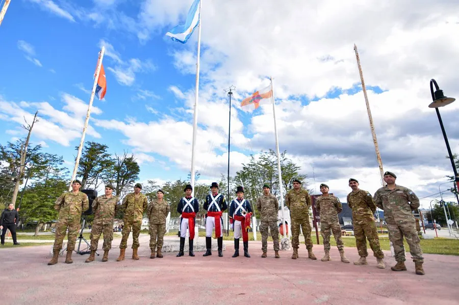 El Regimiento de Patricios se presentó en Tolhuin por el Día de la Soberanía Nacional (1)