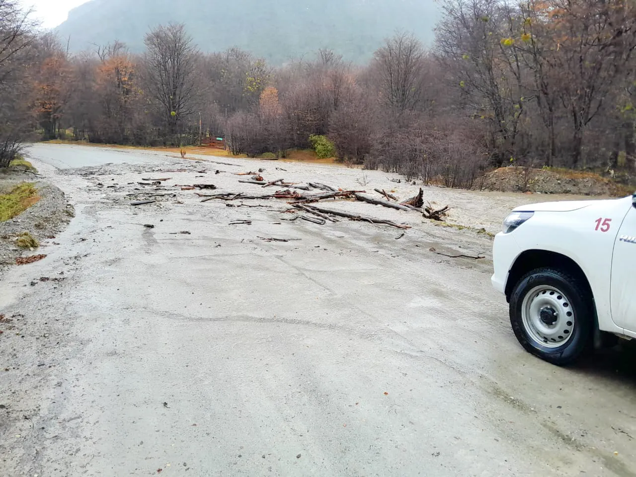 Intensos trabajos ante la crecida de ríos y arroyos en la zona de Almanza (2)