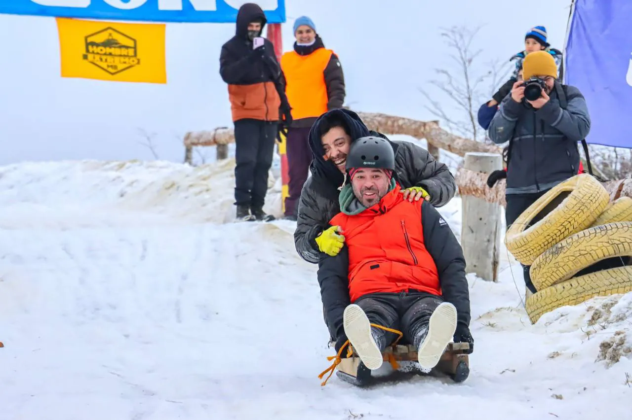 La ciudad de Tolhuin vivió una jornada de alegría familiar con los “Trineos Locos” (4)
