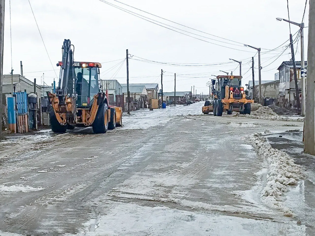Intensifican los trabajos sobre las calles ante la presencia de hielo lavado (3)