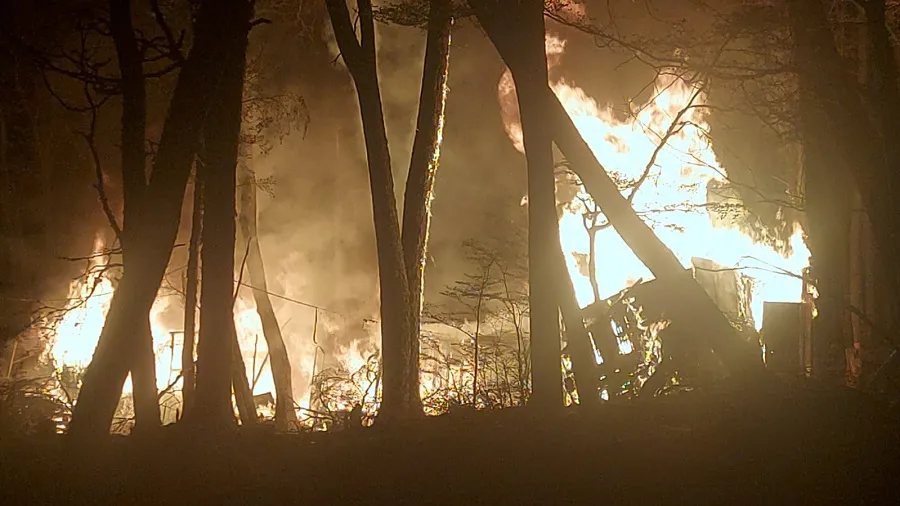 Un devastador incendio arrasó con una precaria casilla en el B° Kaikén (1)