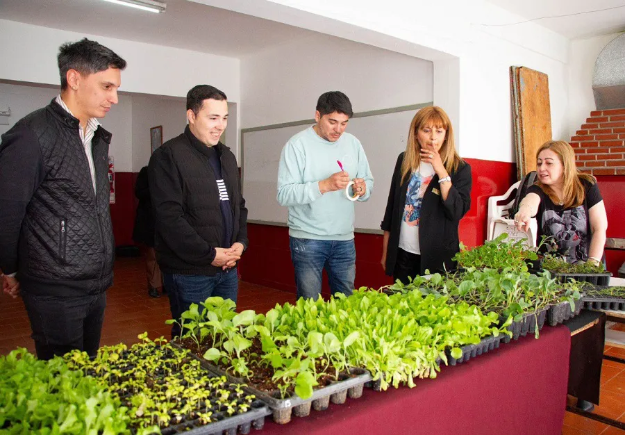 Se entregaron desde el municipio plantines para el vivero del colegio EMEI