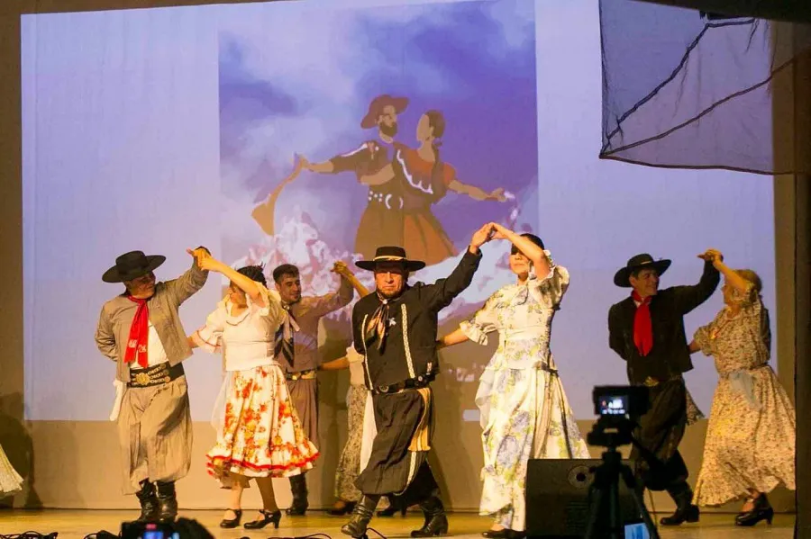 Vecinos disfrutaron del 2° Encuentro de Danzas Folclóricas Argentinas en Ushuaia  (2)