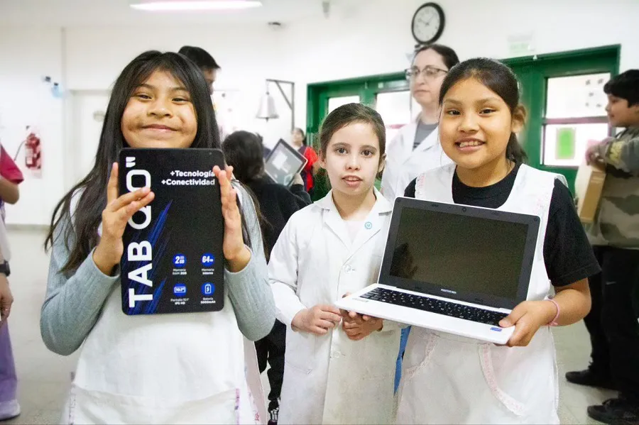 El Jardín 21 y la Escuela 4 recibieron equipamiento tecnológico desde el municipio (2)