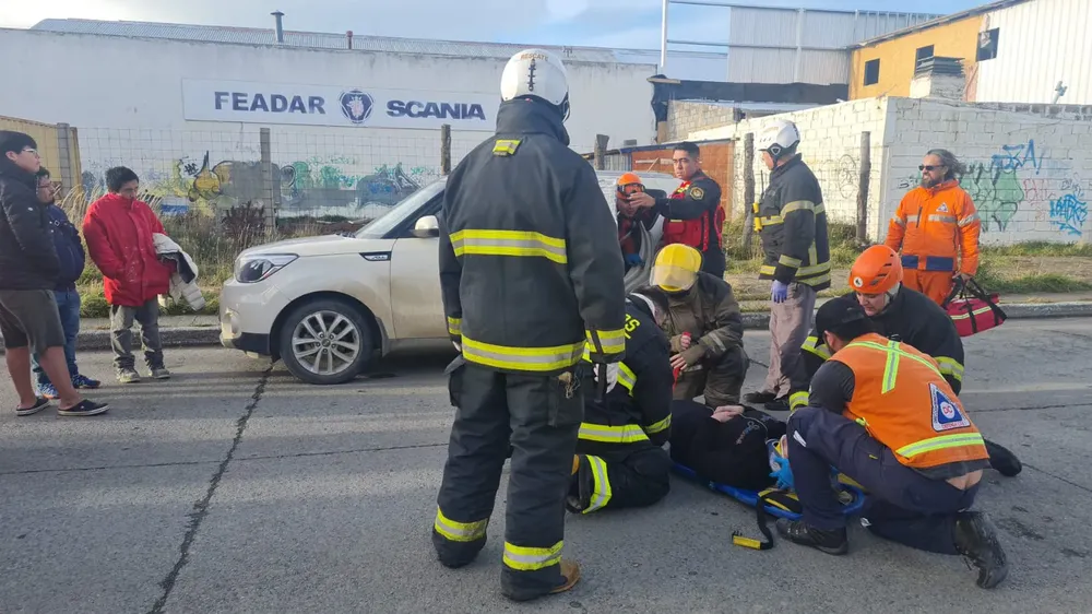 Una mujer y tres menores debieron ser hospitalizados tras un violento choque (2)