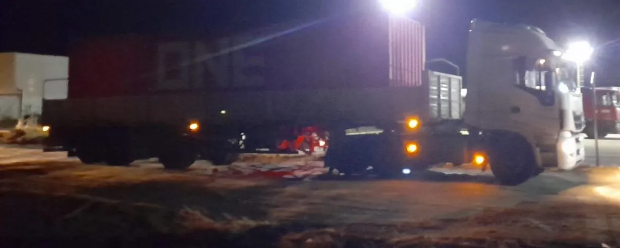 Conductor perdió el control y chocó contra un camión a gran velocidad (2)