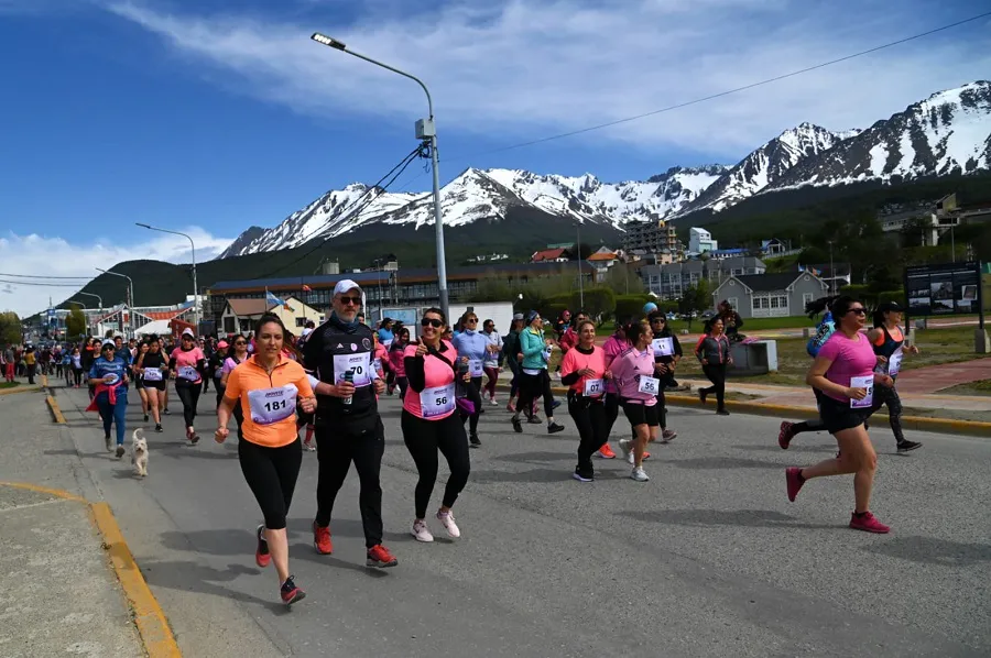 Gran acompañamiento de vecinos a la corre-caminata “Movete” en prevención del cáncer