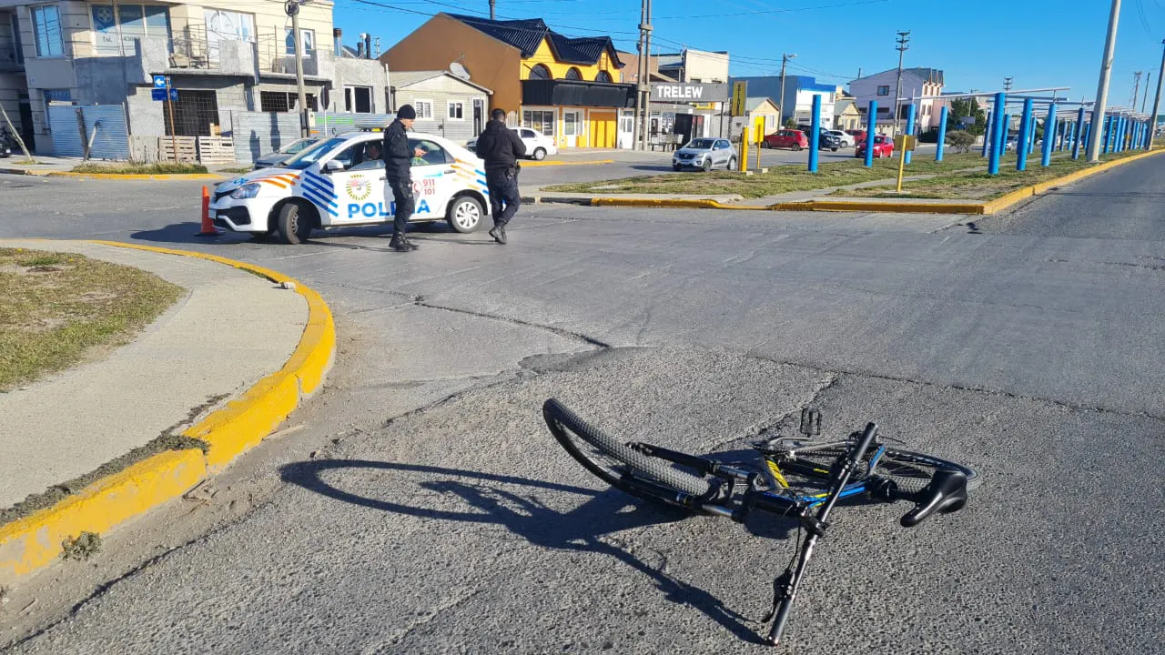 Un automóvil atropelló a una joven a bordo de una bicicleta en sobre Islas Malvinas  (2)