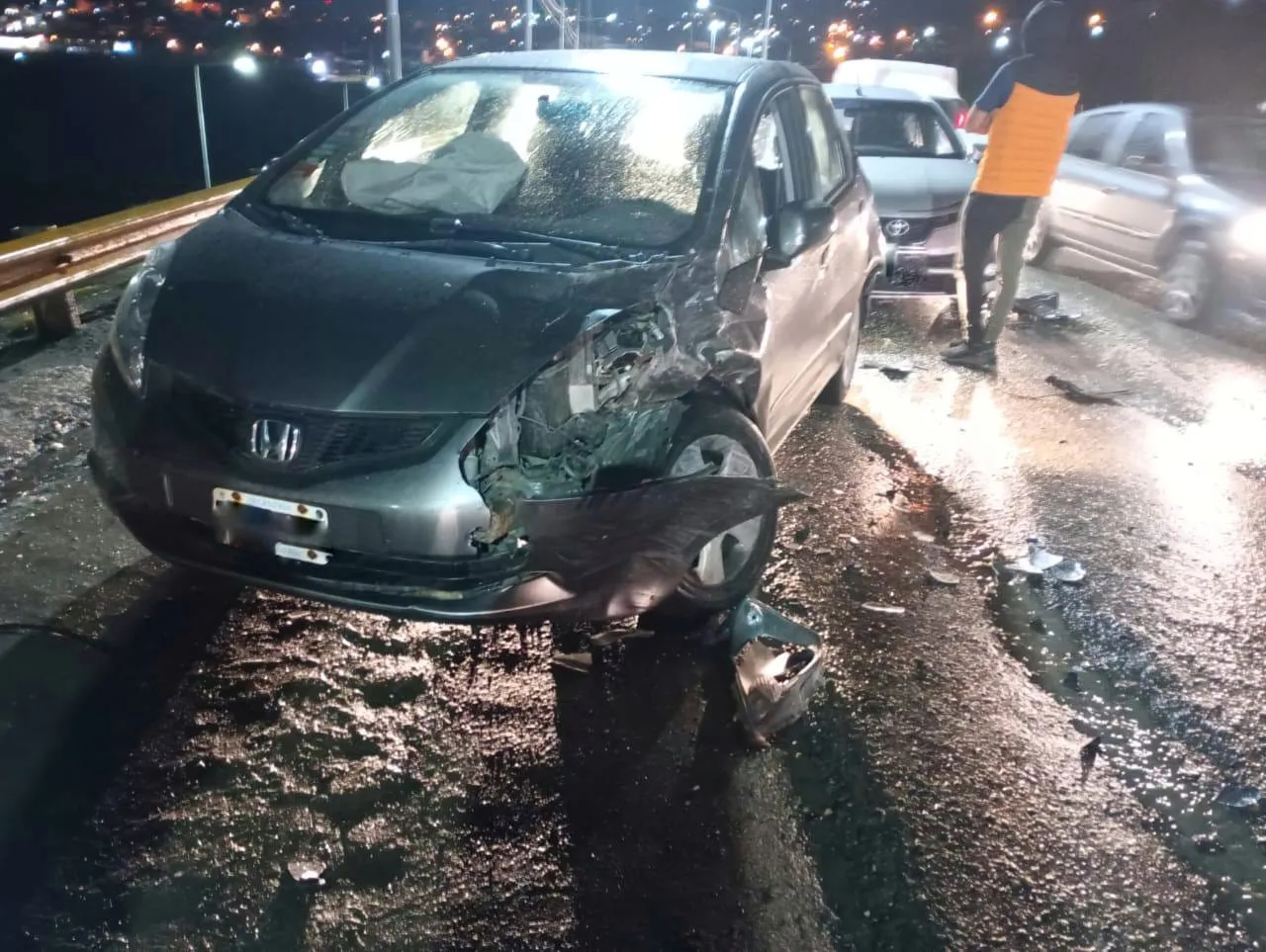 Una camioneta se cruzó de carril y ocasionó un choque sobre Héroes de Malvinas (1)