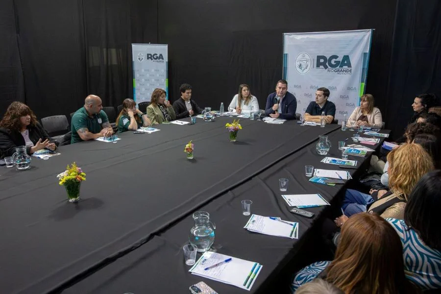Mesa de trabajo entre el municipio y colegios secundarios