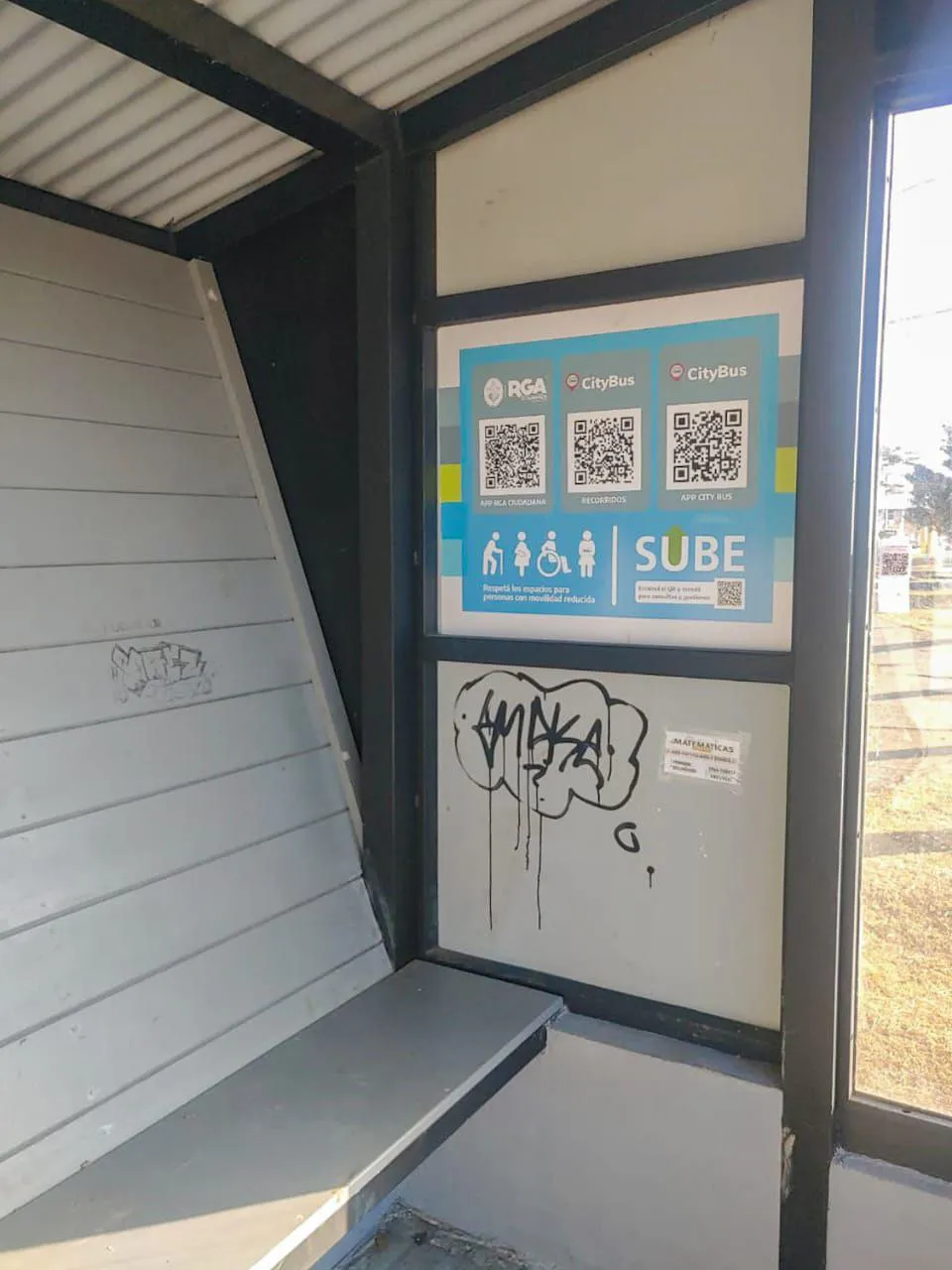 Denuncian hechos de vandalismo sobre las nuevas garitas de colectivos  (3)