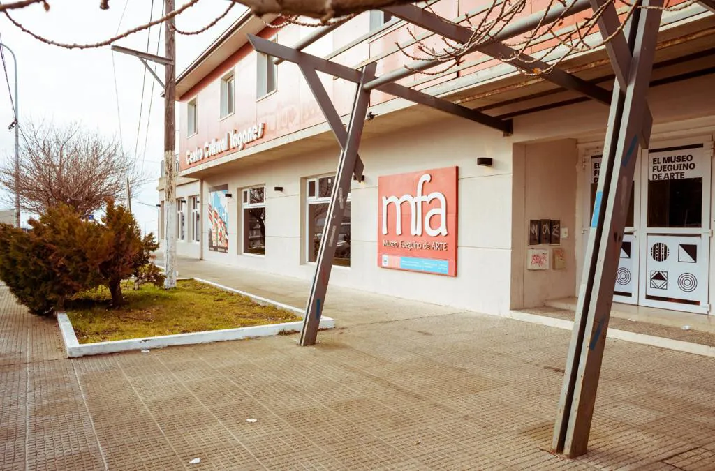 Invitan a niños a recorrer de una forma no convencional el Museo Fueguino de Arte