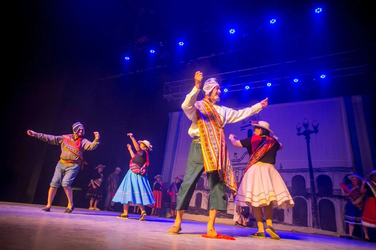 Vecinos de Ushuaia participaron de la vigilia folklórica “Esperando el 25” (3)