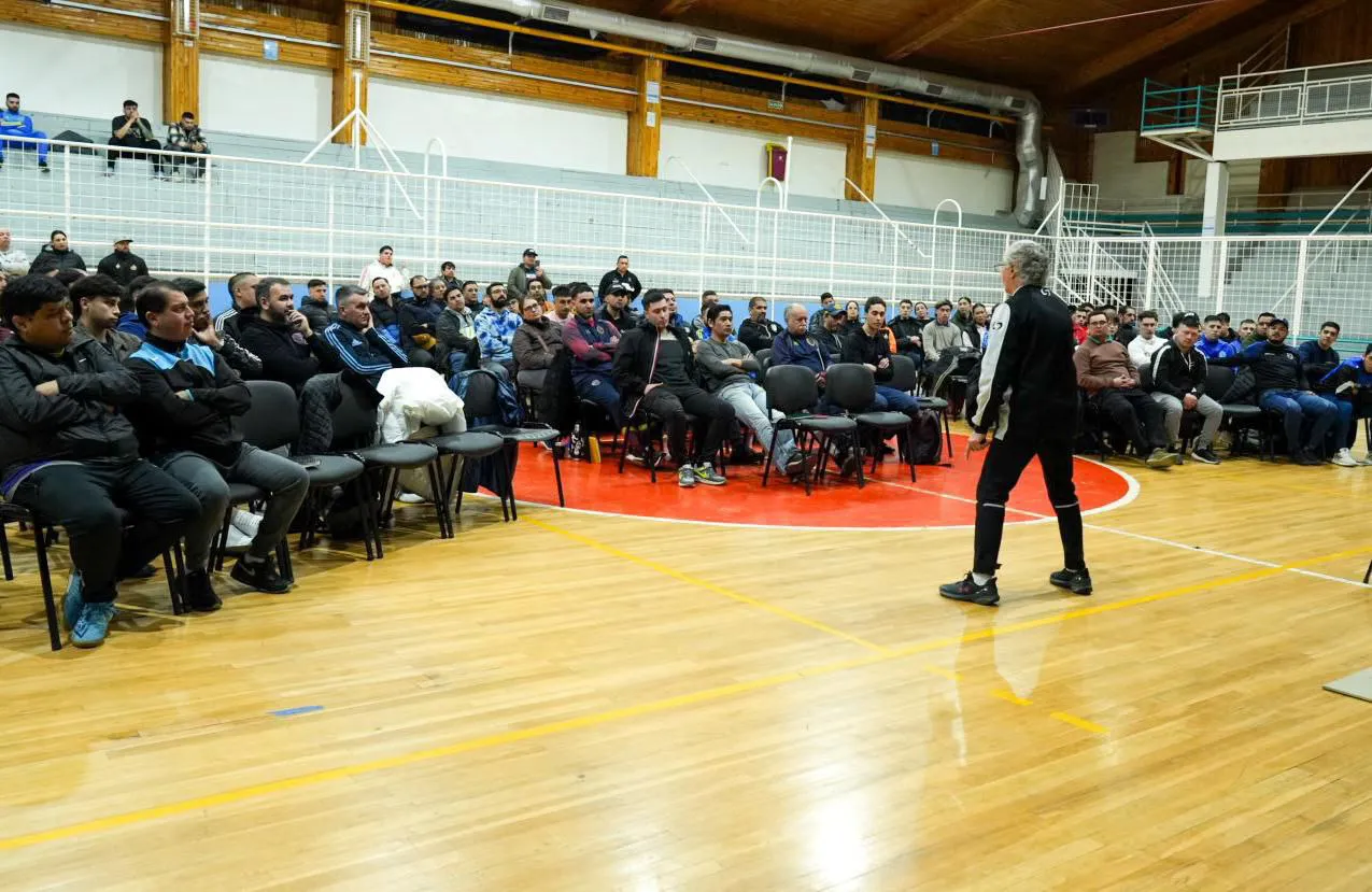 Alumnos del curso de Técnico de Futsal cursan la primera clase presencial en Río Grande