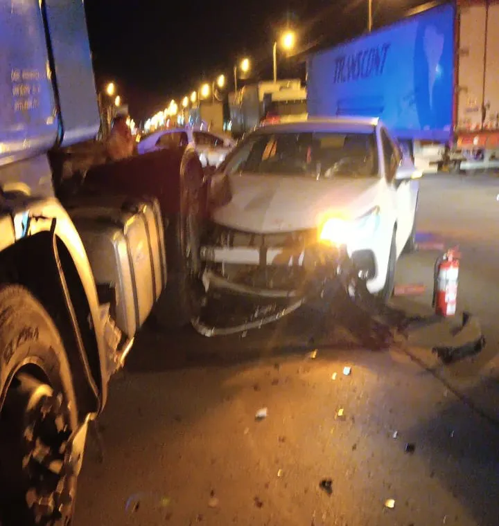 Conductor finalizó hospitalizado luego de chocar contra un camión