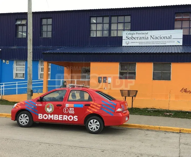 Estudiante amenazó con tener una bomba y evacuaron el colegio Soberanía Nacional