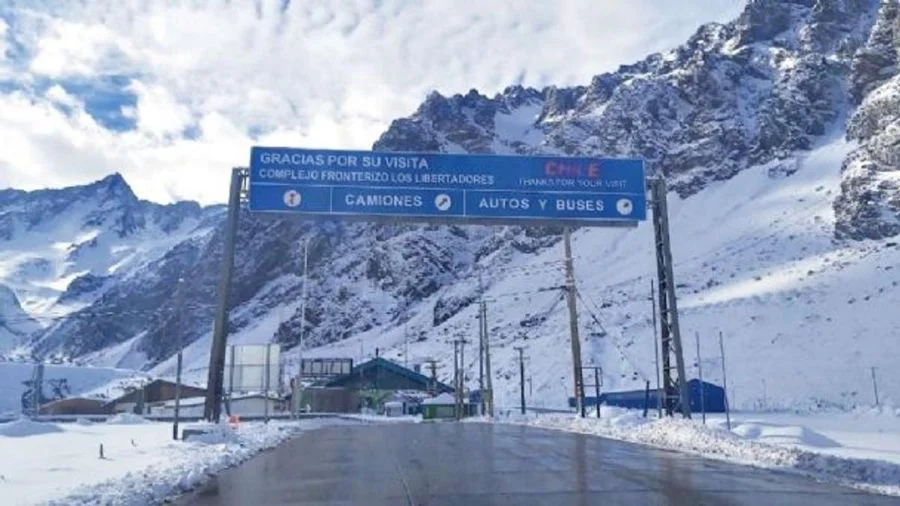 Cierran el paso Cristo Redentor por intensas nevadas en el sector de alta montaña