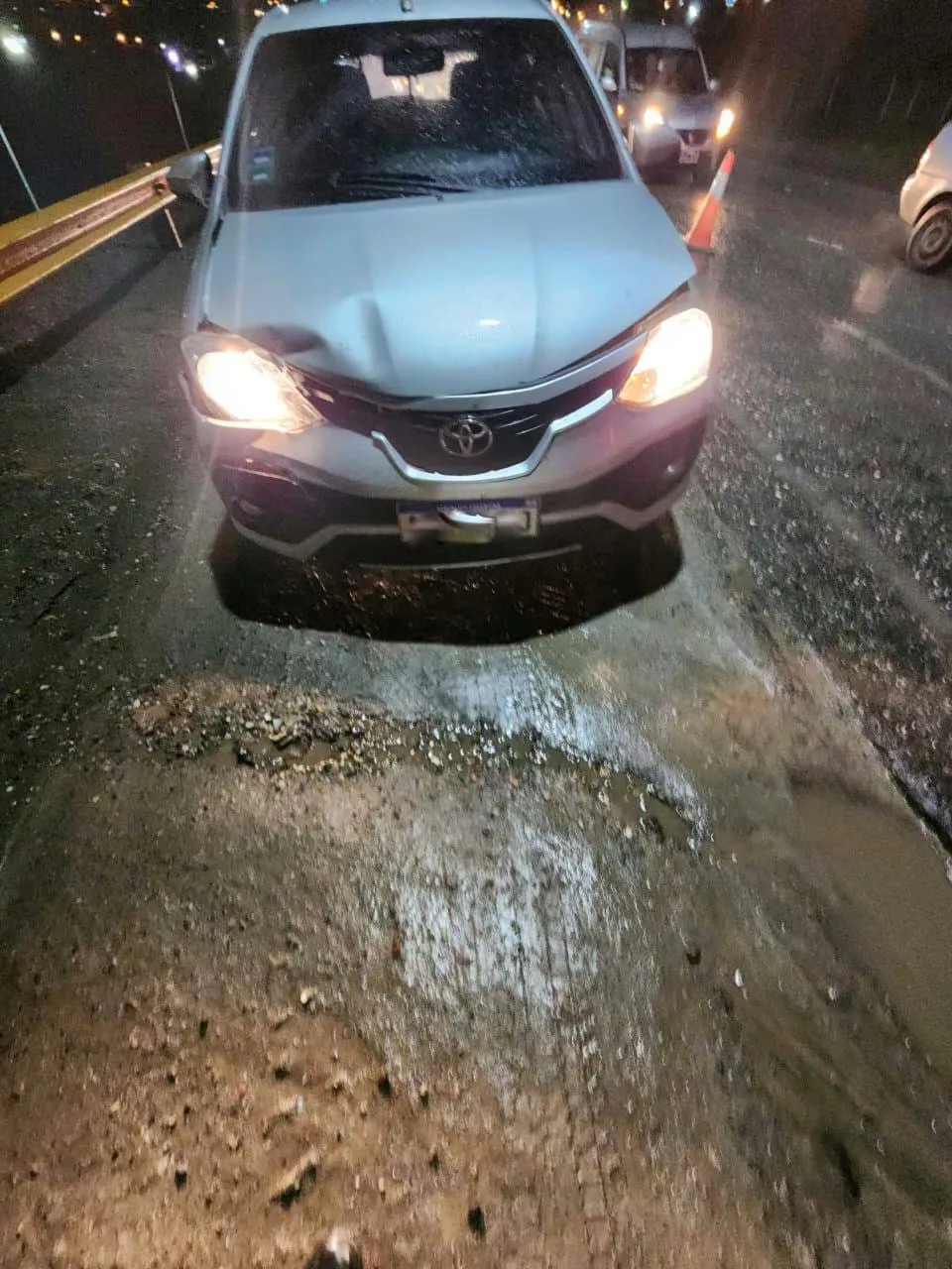 Una camioneta se cruzó de carril y ocasionó un choque sobre Héroes de Malvinas (2)