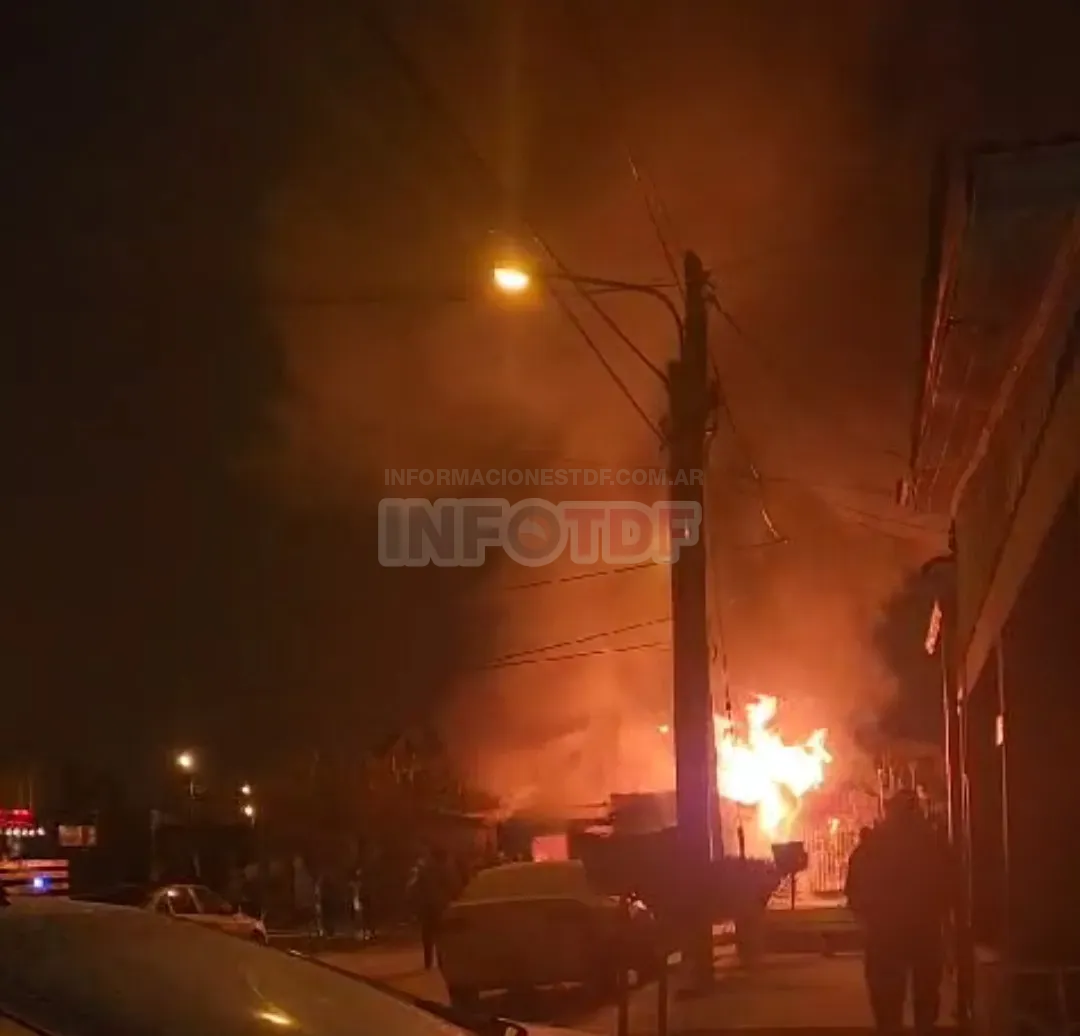 Un desperfecto eléctrico ocasionó un incendio que arrasó con toda una vivienda (2)