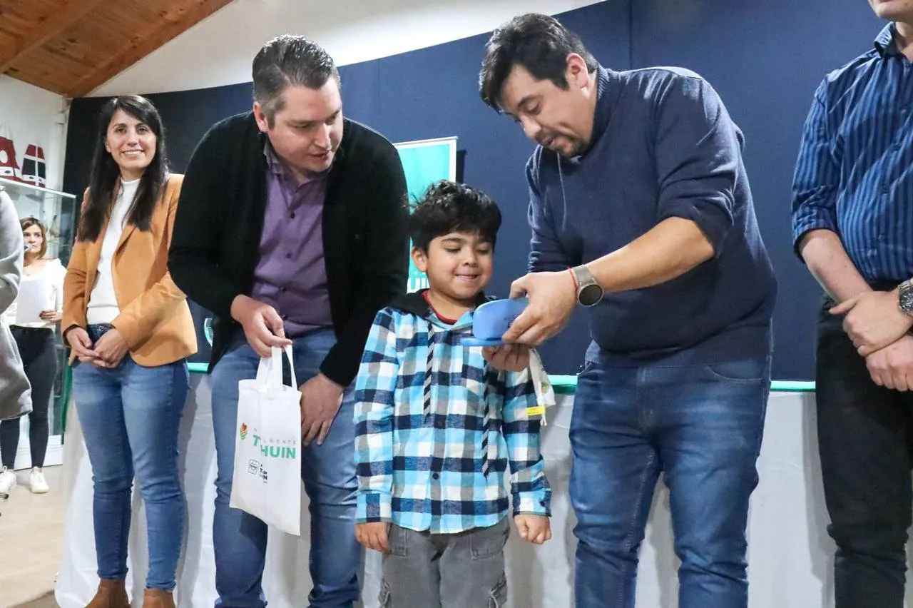 En un trabajo en conjunto entre Tolhuin y Río Grande se entregaron los primeros lentes (4)
