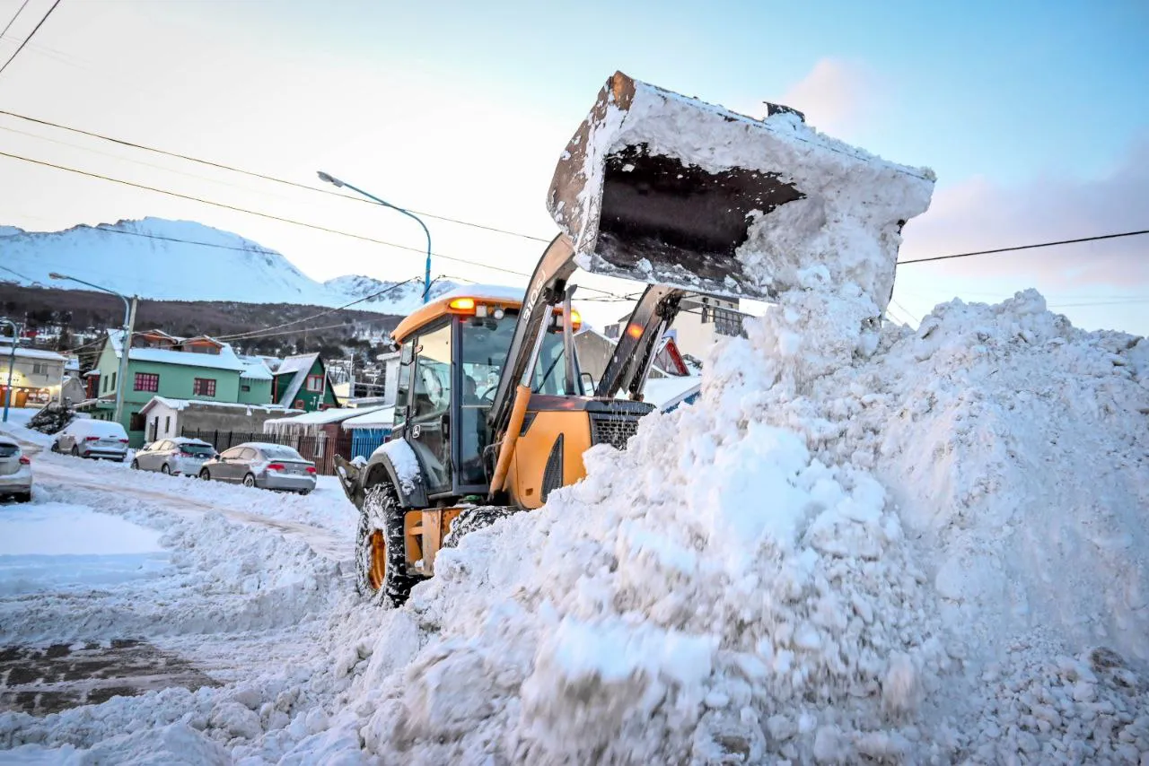 Luego de las nevadas continúan los trabajos de despeje de nieve en Ushuaia