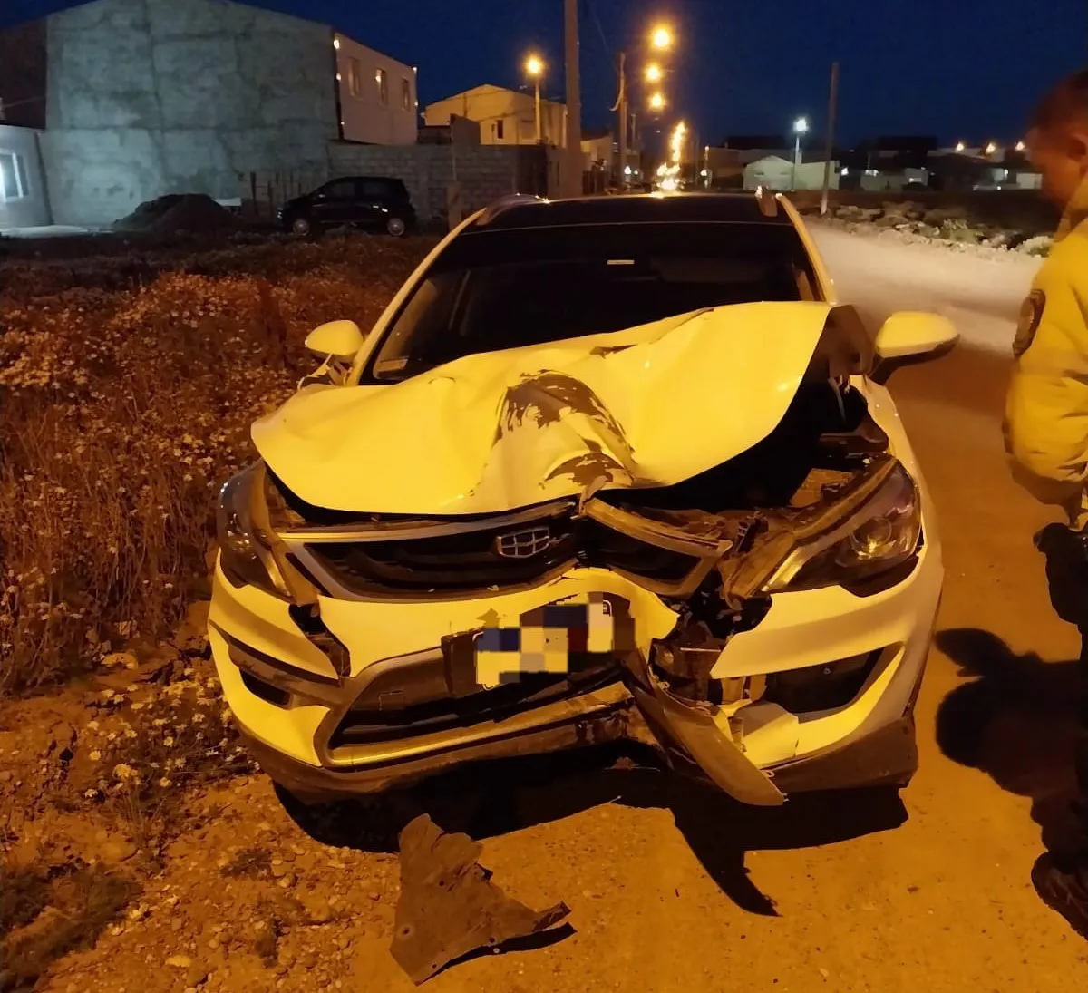 Violento choque contra una columna de alumbrado en el barrio CGT