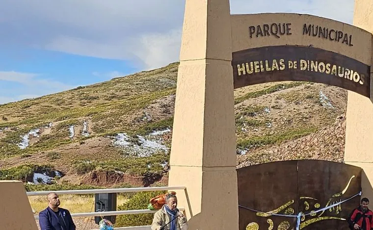 Inauguraron un parque en Malargüe donde se pueden ver huellas de dinosaurios (3)