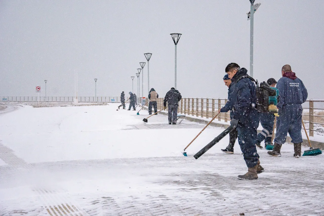 Ante las primeras nevadas se realizan trabajos de limpieza de nieve en espacios públicos