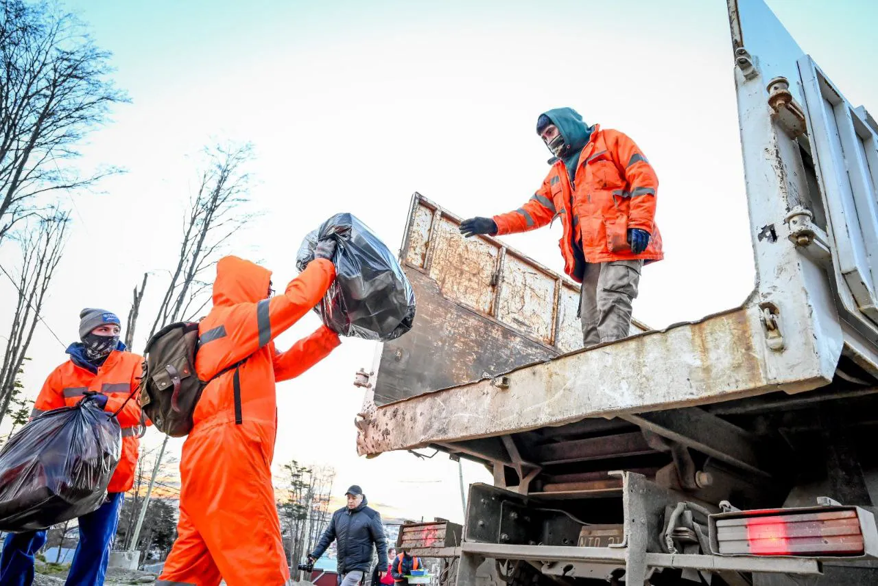Realizan jornada de limpieza de residuos voluminosos en barrios de Ushuaia