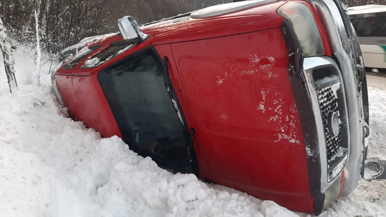 Despiste y vuelco de una camioneta sobre la Ruta 3 en el sector del “Valle de las Cotorras” (1)