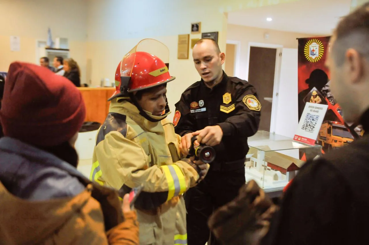Hasta el viernes continúa la muestra de la expo “Conociendo tu Policía” en Río Grande  (2)
