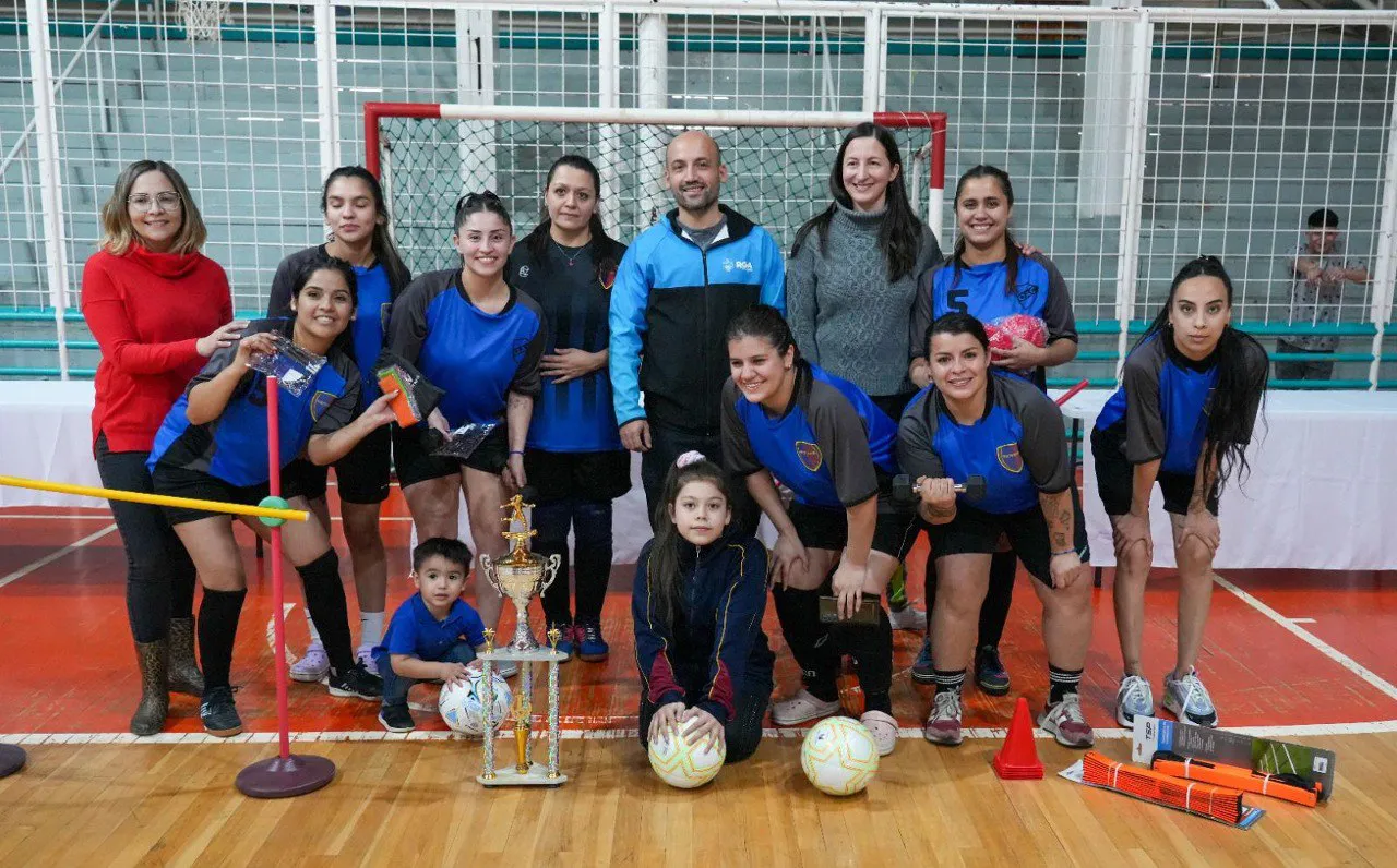 Más de 300 mujeres participaron del torneo de futsal femenino Mujeres Centenarias (6)