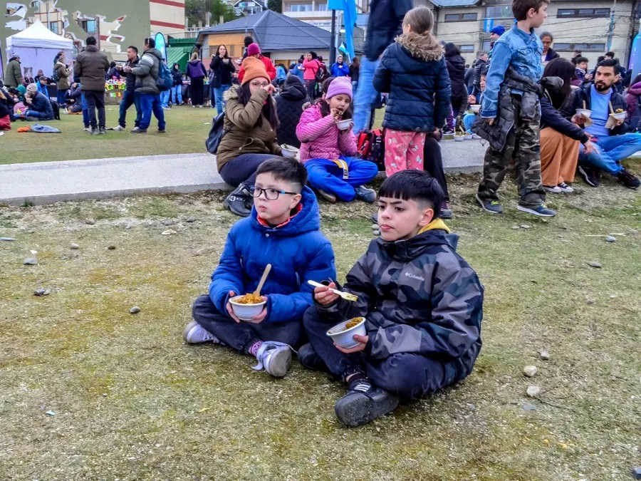 Alrededor de 15 mil porciones de la tradicional paella fueron repartidas a vecinos (2)