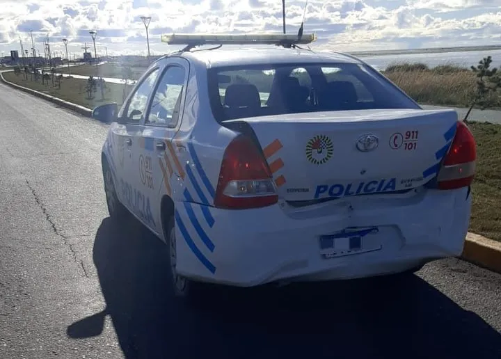 Conductora chocó contra un patrullero y terminó hospitalizada (2)