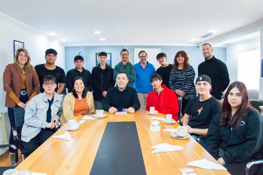 Estudiantes ganadores de la “Digital Hackthon” fueron agasajados en el municipio (1)