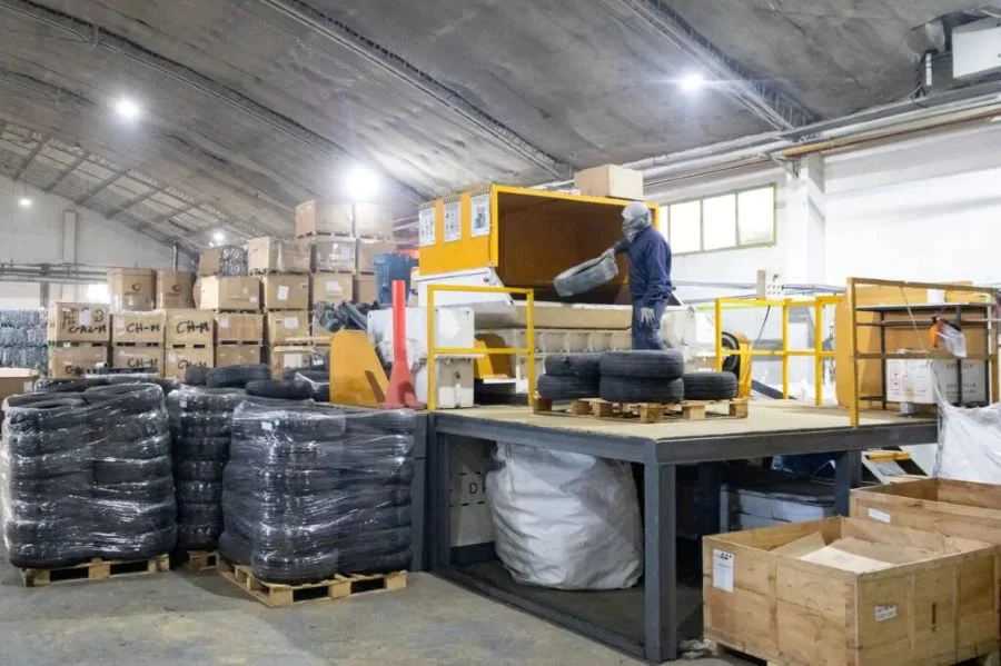 Continúan los trabajos en Río Grande con el reciclado de neumáticos