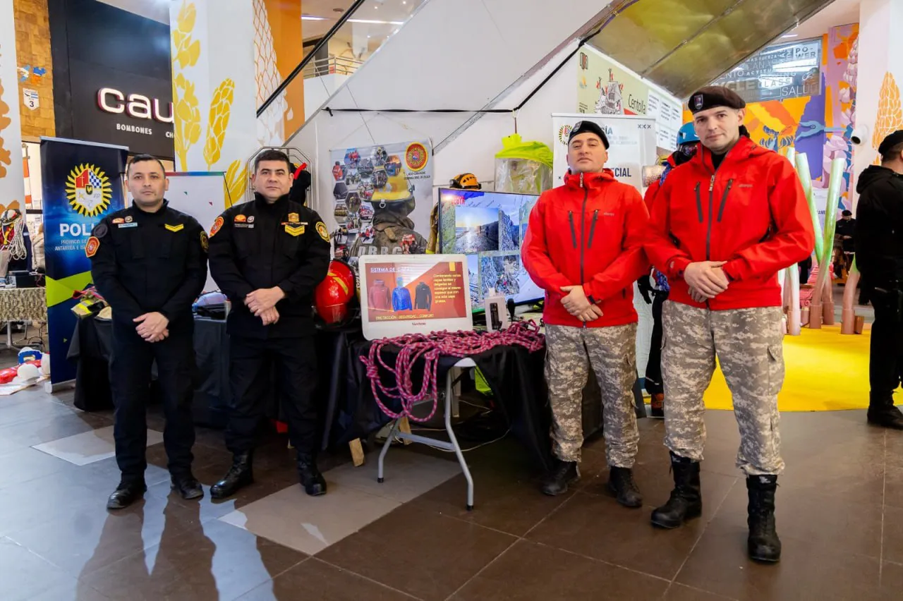 Comenzó la expo “Conociendo tu Policía” al conmemorarse 139 años de la fuerza (1)