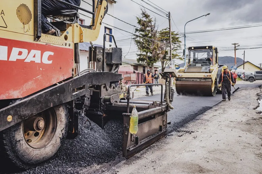 Realizan tareas de bacheo y repavimentación sobre calle Goleta Florencia