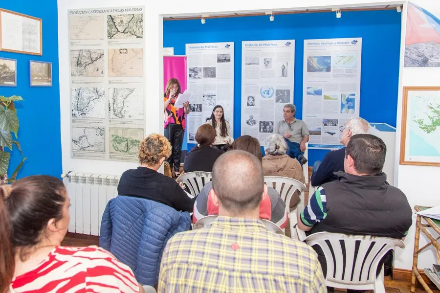 Se realizó el ‘Café Literario” por el “Día de la Soberanía” en Ushuaia (1)