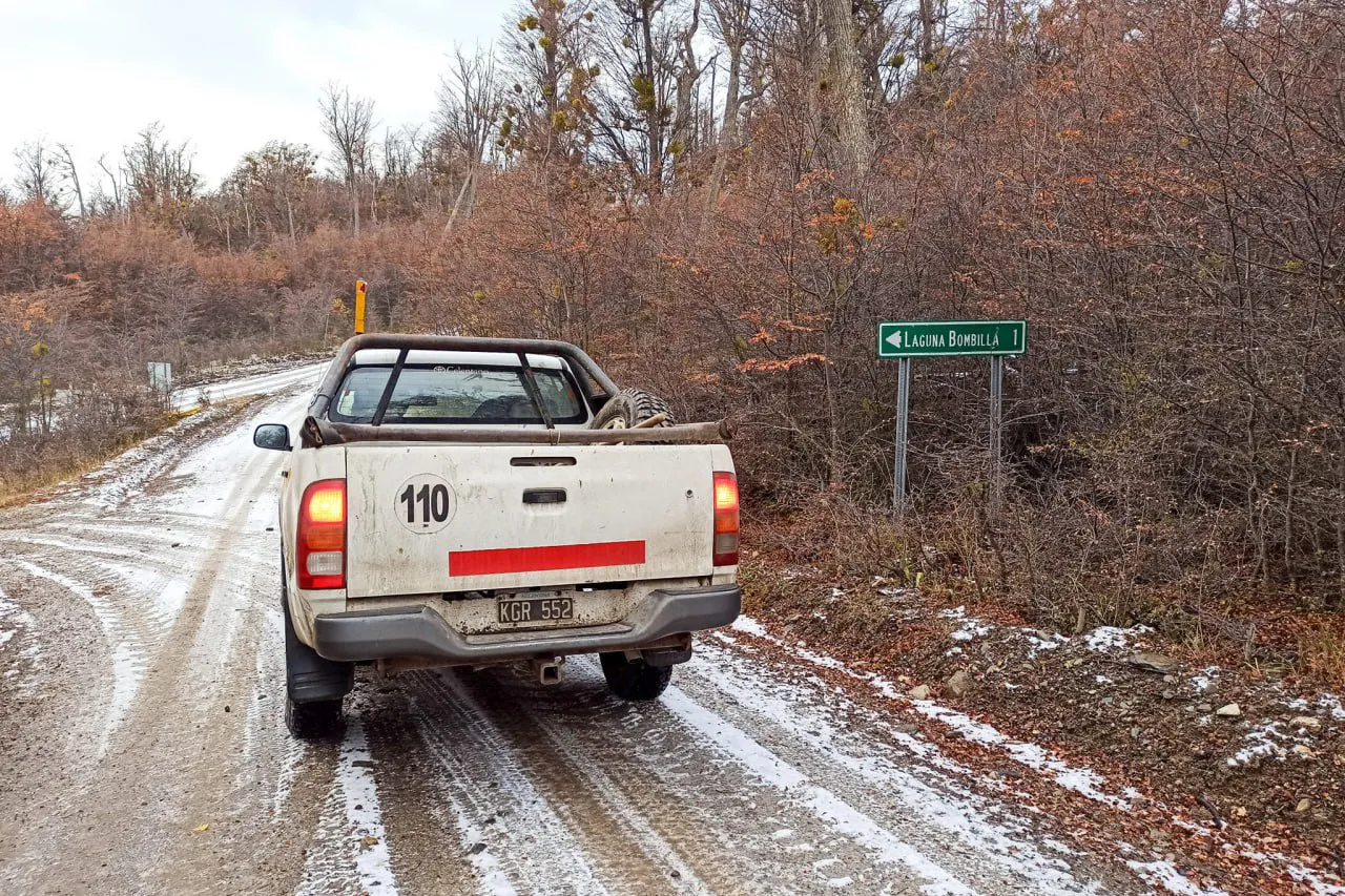 Trabajos de mantenimiento sobre la Ruta 119 camino a Laguna Bombilla (2)