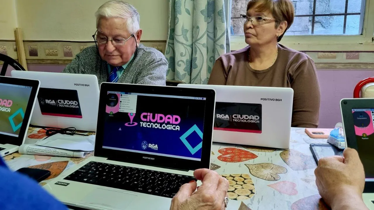 Continúan dictándose los talleres de inclusión tecnológica para adultos mayores