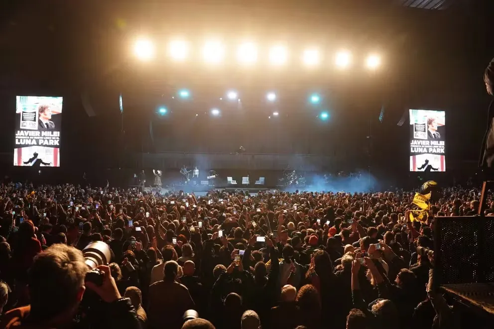 Javier Milei presentó su libro y cantó en el Luna Park con duras críticas a los “zurdos” (2)