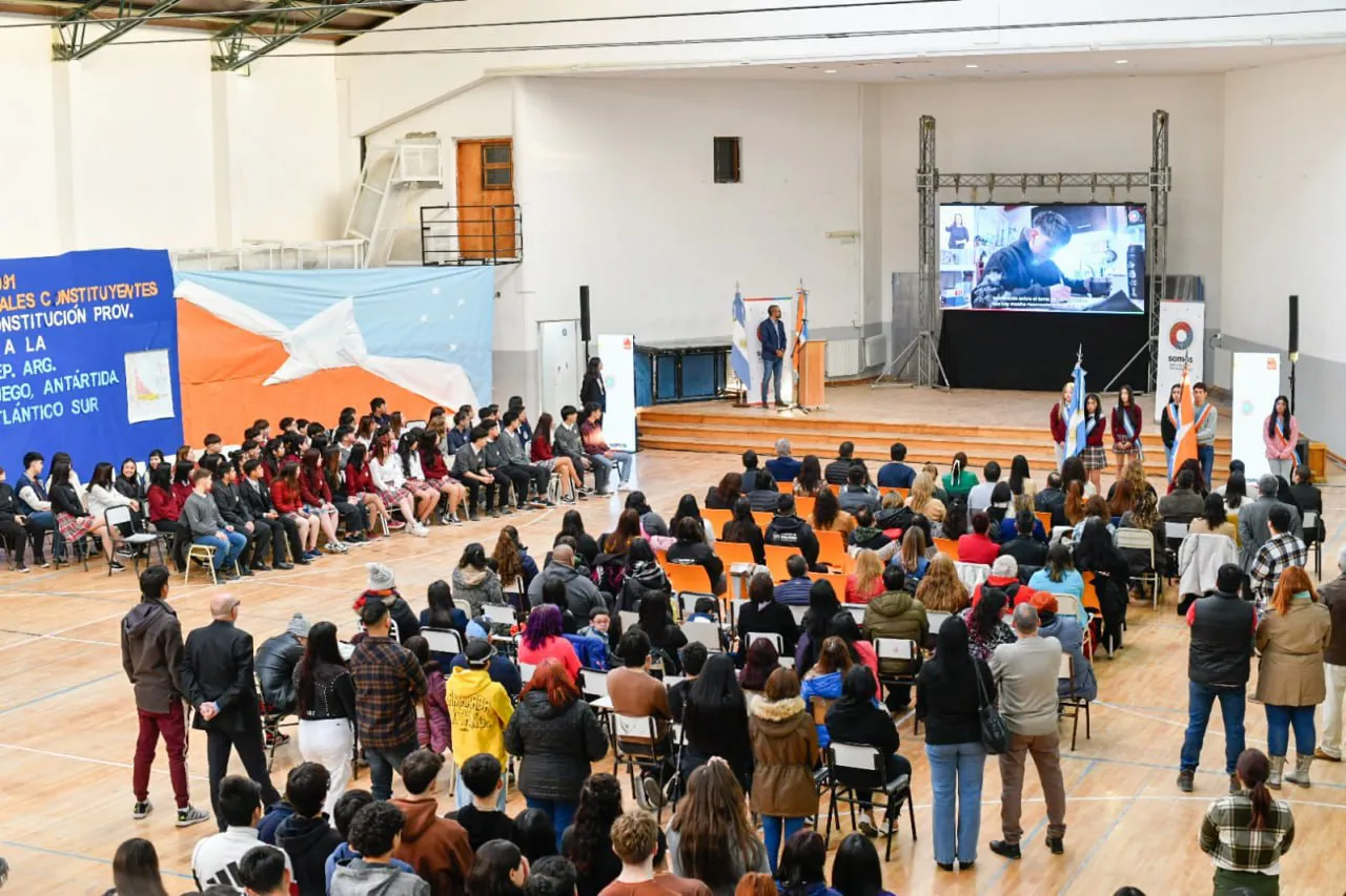 Estudiantes del secundario realizaron la promesa a la constitución provincial (1)