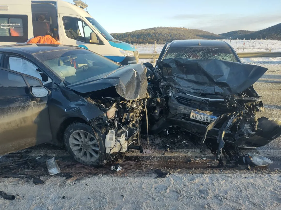 Impresionante choque frontal entre dos automóviles sobre la Ruta 3 dejó varios heridos  (3)