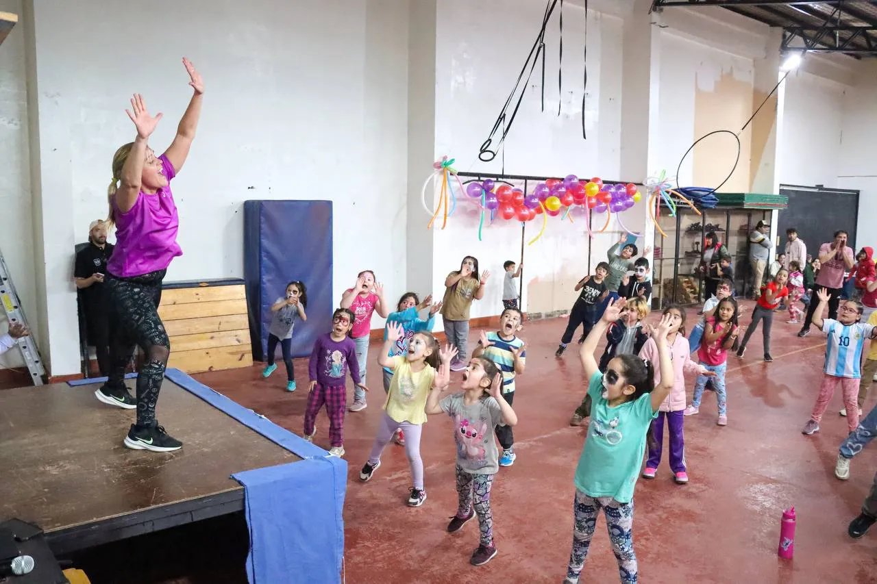 Una gran cantidad de chicos disfrutaron de diversas actividades en la ciudad de Tolhuin (1)