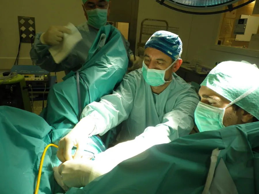 Fig7.-Dr-Gomez-Pascual-realizando-una-uretroplastia-en-el-Hospital-Civil-Carlos-Haya-de-Malaga