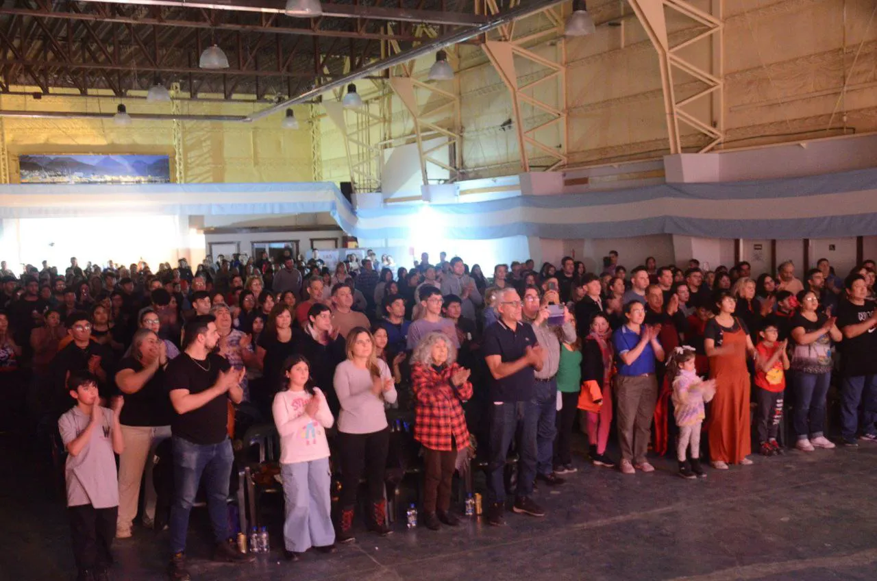 Vecinos de Ushuaia disfrutaron de la Vigilia “Esperando el 9 de Julio” (3)