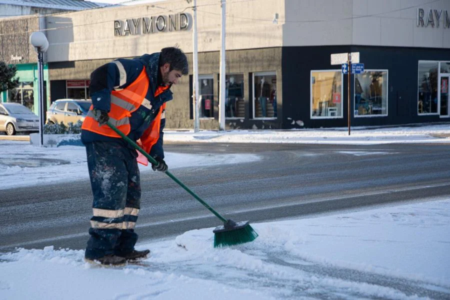 Tras las nevadas se intensifican los trabajos del Operativo Invernal en Río Grande